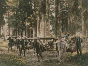 Japansk familie som bæres i kull, ca. 1880-tallet (håndfarget albumintrykk) av English Photographer